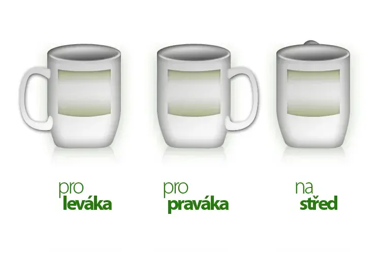 Červený hrnek se lžičkou s vlastním potiskem